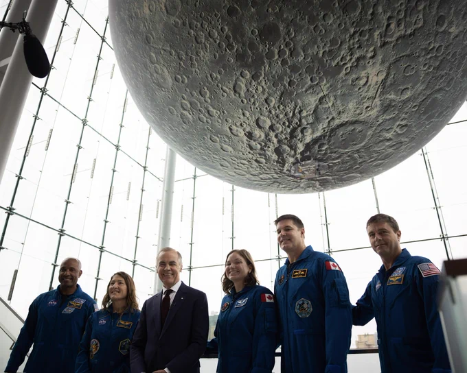 Le premier ministre Carney rencontre l’équipage d’Artemis II au Musée canadien de la nature, à Ottawa.