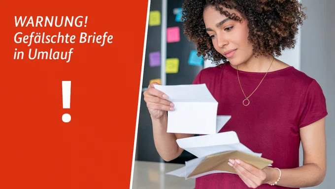 Eine Frau liest einen Brief. Text im Bild: Warnung! Gefälschte Briefe in Umlauf