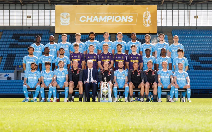 Coventry City squad, management team and Doug King with the Sky Bet Championship trophy.