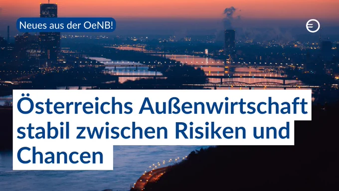Nächtliche Stadtansicht einer Großstadt am Fluss mit beleuchteten Brücken und Hochhäusern sowie einem orangeroten Abendhimmel.