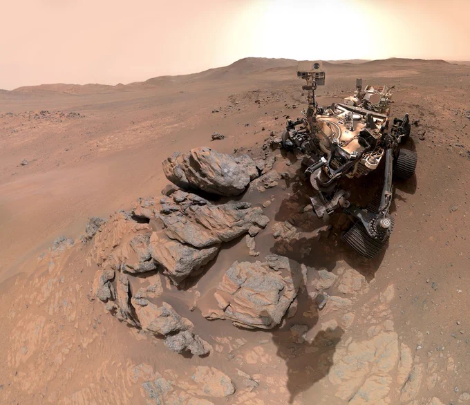 Un autorretrato del rover Perseverance en Marte. El veh\u00EDculo explorador se encuentra junto a un afloramiento rocoso apodado \u201CArethusa\u201D. El rover y el suelo del fondo tienen un tono c\u00E1lido color canela, y el cielo tiene un tono beige con matices durazno \n\nCr\u00E9dito de la imagen: NASA/JPL-Caltech/MSSS 