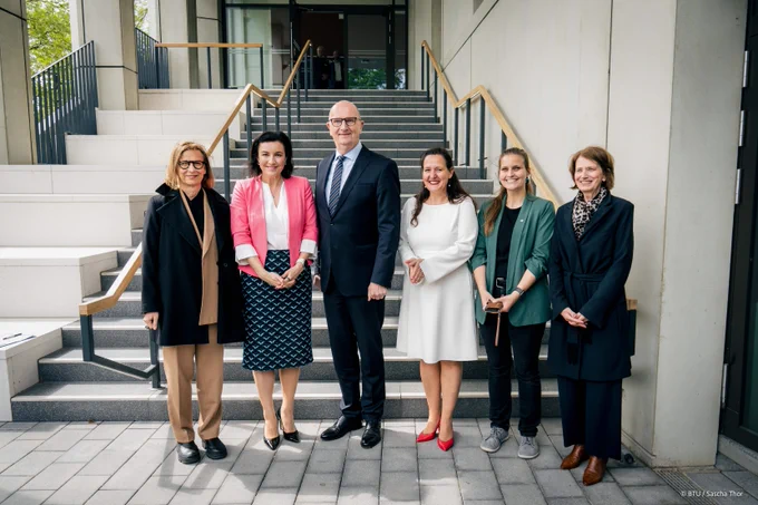 BTU-Präsidentin Gesine Grande, Bundesforschungsministerin Dorothee Bär, Brandenburgs Ministerpräsident Dietmar Woidke, Brandenburgs Wissenschaftsministerin Manja Schüle, Bundestagsabgeordnete Maja Wallstein, Prof. Adelheid Kuhlmey, wissenschaftliche Vorständin der MUL CT.