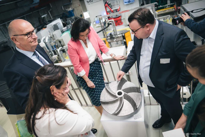 Bundesforschungsministerin Dorothee Bär informiert sich über neueste Materialforschung, die haltbare Produkte erzeugen soll.