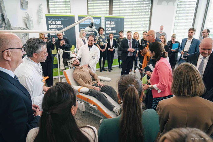 Demonstration einer neuen Technologie, die das Gehirn von Patienten vor einer OP kartographiert, so dass der Chirurg besser über die Hirnareale des Patienten informiert ist. 