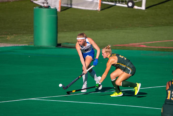 Juliette Gatsonides playing field hockey