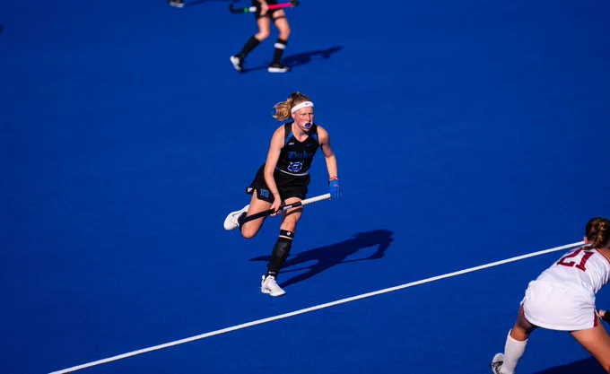 Juliette Gatsonides playing field hockey