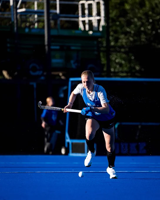 Juliette Gatsonides playing field hockey