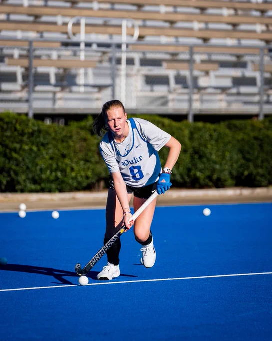 Juliette Gatsonides playing field hockey
