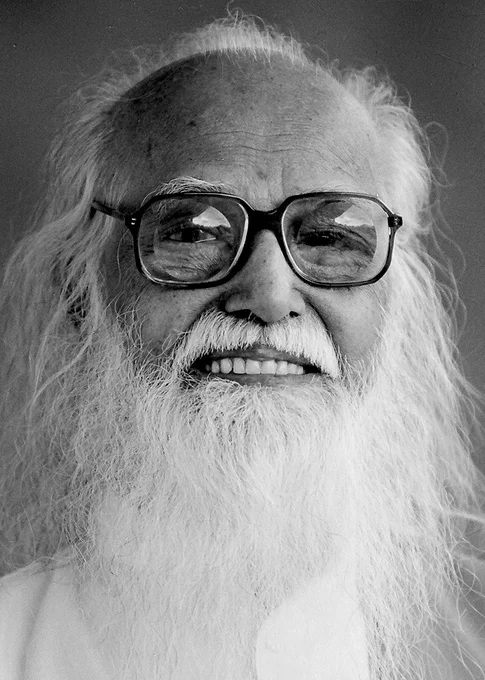 14-05-2026

அன்பர்களின் கேள்விகளும் அருள்தந்தையின் பதில்களும்

❓ கேள்வி: ஐயா! சூழ்நிலை காரணமாக நமக்குச் சினம் வரும்படி நண்பர்கள் தூண்டும் பொழுது, நாம் மனதை எவ்வாறு வைத்துக் கொள்ள வேண்டும்?

✅ பதில்: நம் மனதில் முன்னதாகவே ஒரு ஒத்திகை (Rehearsal) செய்து கொள்ளவேண்டும். “அவர்களோ அறியாதவர்கள், பயிற்சி செய்யாதவர்கள், அவர்கள் என்ன கூறினாலும், எவ்வாறு சினமூட்டினாலும் நான் சினப்படாமல், எதிர்த்துக் கூறாமல்,

“என் வினைப் பதிவுதான் கழிகிறது என்று மனதில் ஏற்றுக்கொண்டு, அவர்களை வாழ்த்துவேன்”

என்ற தீர்மானத்தை மனதில் ஆழமாக, உறுதியாக வைத்துக் கொண்டால், யார் என்ன கூறினாலும் அதைப்பற்றி மனம் வருந்த வேண்டிய அவசியமே வராது.

மனவளக்கலை மன்றங்களில் சினம் தவிற்பதற்கென ஒரு தனிப்பயிற்சி முறை அளிக்கப்படுகிறது. அப்பயிற்சியில் கலந்து கொண்டு பயன் பெறலாம்.

வாழ்க வளமுடன்!

அருள்தந்தை வேதாத்திரி மகரிஷி

(நாளையும் தொடரும்)
✖️K.Pudur MVKM Trust, Madurai - https://x.com/VethathiriGnana
🤝https://www.facebook.com/profile.php?id=61571368175907
📷https://www.instagram.com/vethathiriyagnanakkudil/
🔔 ▶️https://youtube.com/@S