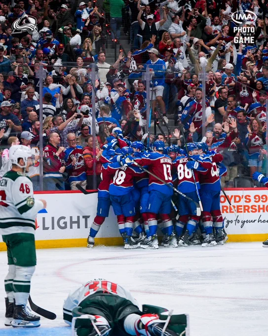 The entire Avalanche team celebrating the Game Five victory against Minnesota