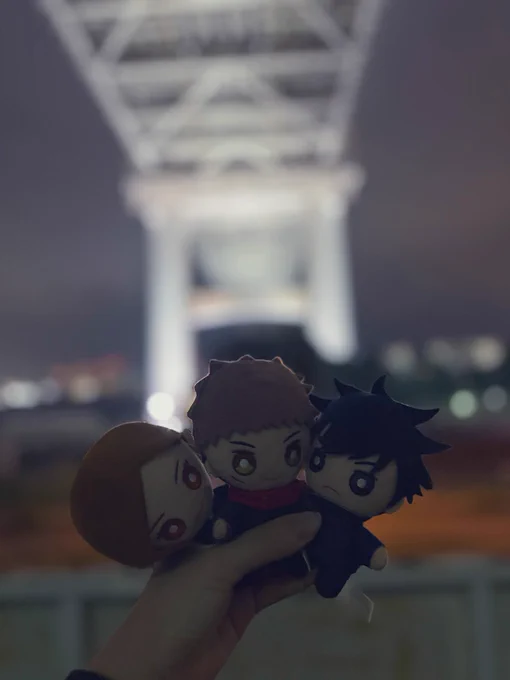 ぬいをアップにして、背景の橋をピンボケにしたバージョン。ぬいぐるみの縁が薄く光って見える。