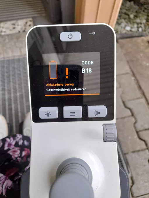 e-fix-Display mit dem Hinweis: "CODE B 18, Akkuladung gering, Geschwindigkeit reduzieren"