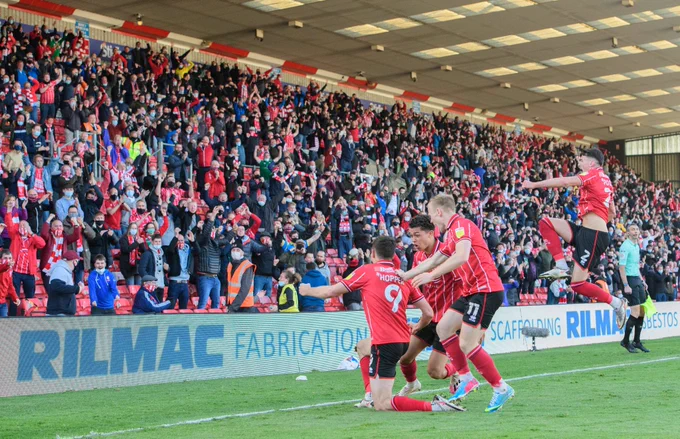 Tom Hopper celebrates in front of fans