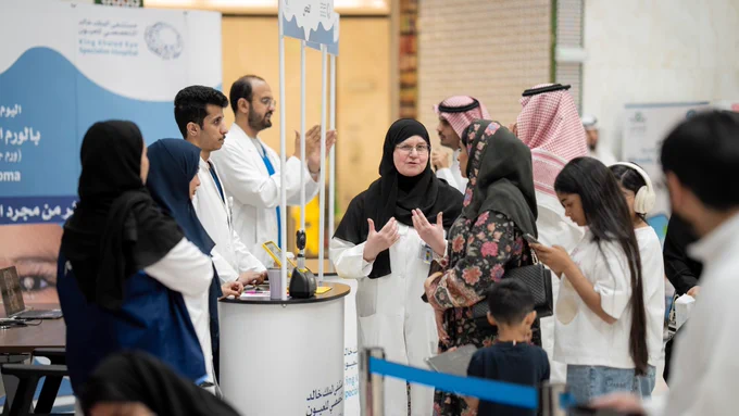 منشور صادر من مستشفى الملك خالد التخصصي للعيون ومركز الأبحاث يظهر فيك عدد من الأطباء والمراجعين خلال المشاركة في فعالية الأسبوع العالمي للتوعية بالورم الأرومي الشبكي