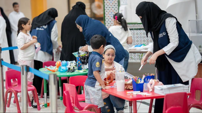 منشور صادر من مستشفى الملك خالد التخصصي للعيون ومركز الأبحاث يظهر فيه عدد من أطفال المراجعين أثناء مشاركتهم في الأنشطة الترفيهية
