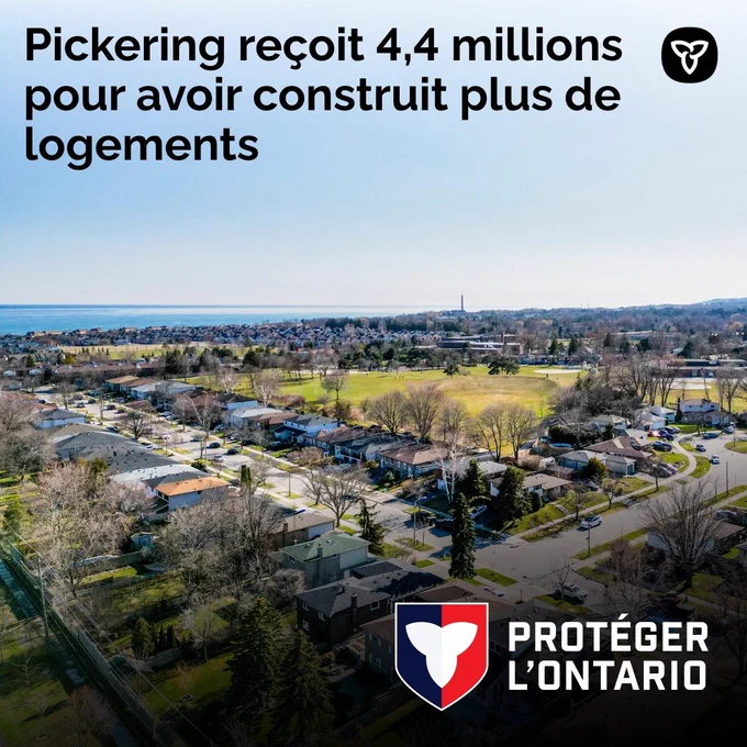 Vue aérienne de Pickering. Texte : Pickering reçoit 4,4 millions pour avoir construit plus de logements.