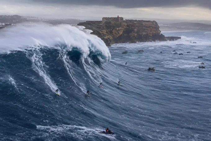 SurfReport 🌊

Nazaré mostrando mais uma vez que o oceano não conhece limites. Montanhas de água, vento forte e surfistas encarando uma das ondas mais pesadas do planeta. 

Cada drop parece impossível e exatamente por isso o surf gigante continua fascinando o mundo. 🌪️🏄‍♂️

#SurfReport #Nazare #BigWave #BigWaveSurfing #Surf #Portugal #OceanPower #WaveLife #TowSurfing #Surfing #GiganteDasOndas #SurfCulture