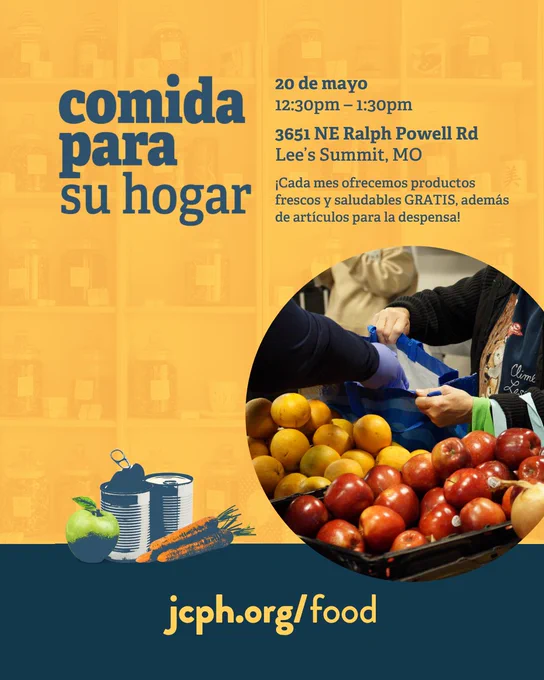 Folleto informativo para un evento de distribución de alimentos en 3651 NE Ralph Powell Rd, Lee's Summit, MO, el miércoles 20 de mayo, de 12:30 p. m. a 1:30 p. m. Se ofrecen productos frescos y artículos de despensa de forma gratuita. El fondo presenta imágenes de productos enlatados y alimentos frescos, junto con una fotografía en primer plano de una persona manipulando frutas y una bolsa azul. Sitio web: jcph.org/food.