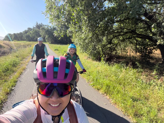 El personal del condado Teresa Datar, Jody London y Joe Lawlor celebraron el Día de Ir al Trabajo en Bicicleta el 14 de mayo de 2026, yendo en bicicleta al trabajo y promoviendo opciones de transporte saludables y sostenibles.