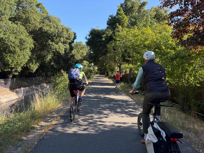 Empleados de todo el condado participaron en el Día de Ir al Trabajo en Bicicleta el 14 de mayo de 2026, desplazándose en bicicleta para destacar el transporte saludable y respetuoso con el medio ambiente.