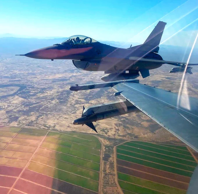 🇦🇷 | Por primera vez, pilotos de la Fuerza Aérea Argentina, comandaron de forma autónoma el F-16, realizando su “vuelo solo” certificando no solo el progreso del programa sino también la rápida transición hacia nuevas capacidades para la defensa nacional.

Un grupo selecto de oficiales, se encuentra en los Estados Unidos cumplimentando fases de formación técnica y táctica bajo los estándares más exigentes de la Fuerza Aerea de los Estados Unidos para operar esta plataforma multirol.

Actualmente, ellos están entrenando en Tucson, Arizona allí se encuentra el principal Centro de Formación para pilotos de F-16. Los aviadores argentinos reciben la misma doctrina y estándares de calidad que los pilotos de combate estadounidenses.

Si bien el entrenamiento en los Estados Unidos será durante el 2026, el objetivo estratégico de la Fuerza Aérea es alcanzar la autonomía total en la formación y doctrina del sistema F-16 en el corto plazo.

Para ello, con el asesoramiento de Top Aces
la Fuerza 