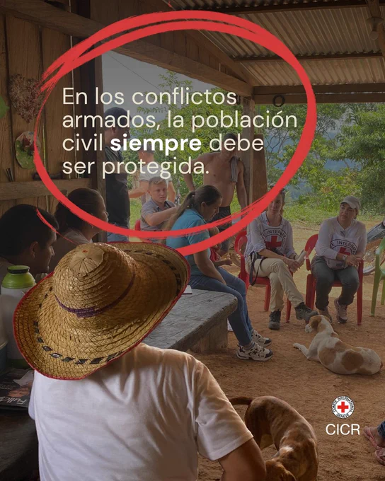 Hay una comunidad que est\u00E1 sentada en mesa redonda dialogando con personas del Comiit\u00E9 Internacional de la Cruz Roja y la foto lo acompa\u00F1a un texto que dice: \"En los conflictos armados, la poblaci\u00F3n civil siempre debe ser protegida\". 
