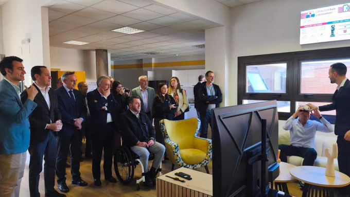 Un momento de las demostraciones con un participante usando unas gafas de realidad virtual.
