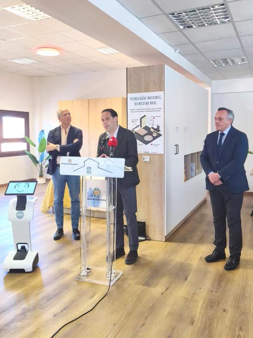 En el medio en el atril, presentación de Conrado Íscar. A la izquierda, un robot y el alcalde de Villanubla, Pablo Miranda; y a la derecha, el viceconsejero de Transformación Digital, Luis Enrique Ortega.
