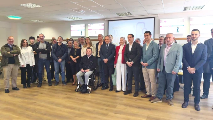 Foto de familia de los asistentes al acto de inauguración.
