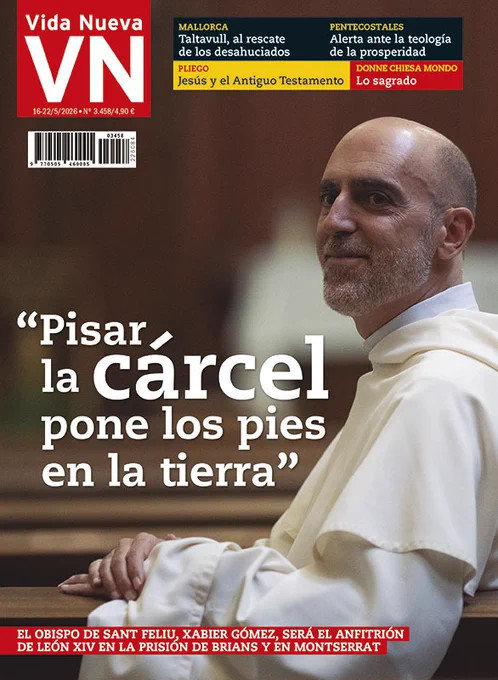 Portada de Vida Nueva. Número 3458. Xabier Gómez, obispo de Sant Feliu de Llobregat, mirando hacia algún punto por detrás de la cámara. Está sentado en un banco, con el cuerpo ligeramente girado y el brazo izquierdo apoyado sobre el respaldo del propio banco.