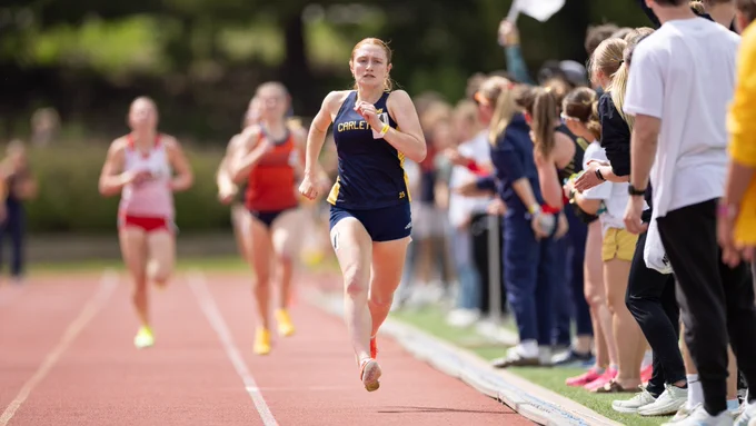 Lauren Tittel sprints toward the finish line