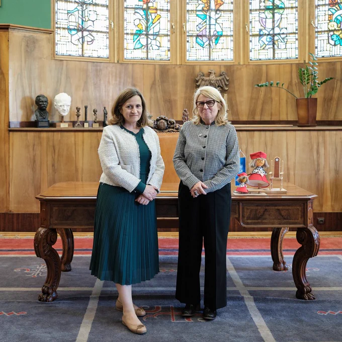 Zdjęcie przedstawia od lewej: Joannę Sterzyńską-Lindberg, dyrektorką Przedstawicielstwa Regionalnego Komisji Europejskiej w Polsce, oraz prof. Bogumiłę Kaniewską, rektorkę Uniwersytetu Adama Mickiewicza w Poznaniu
fot. Władysław Gardasz/UAM 