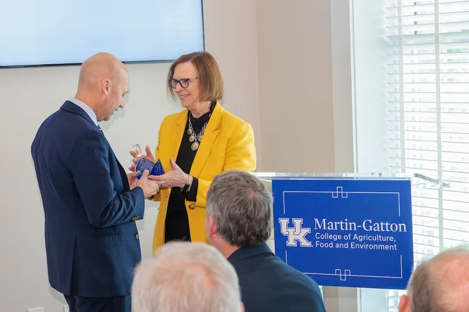 UK Martin-Gatton CAFE Dean Laura Stephenson presenting award to Jon Moore, president and CEO of Philip Morris USA
