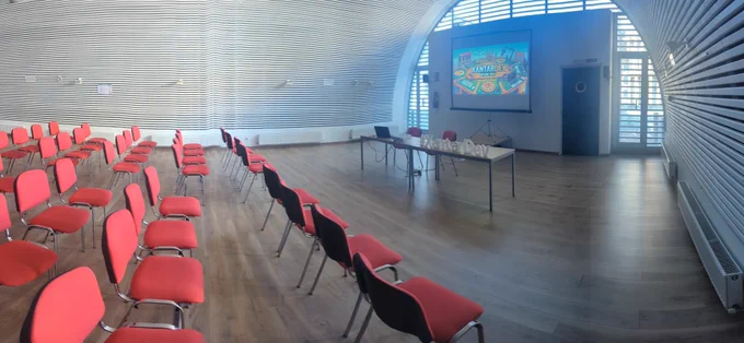 sala con sillas y proyector 