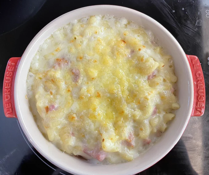 Macaroni cheese with pancetta in a small le Creuset dish