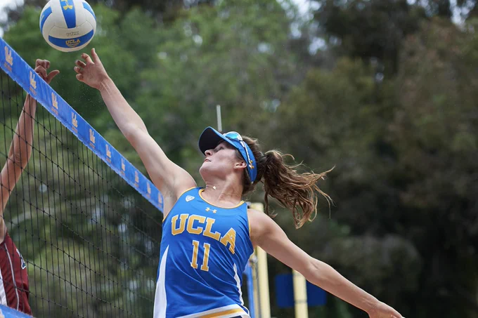 Savvy Simo jousts at the net