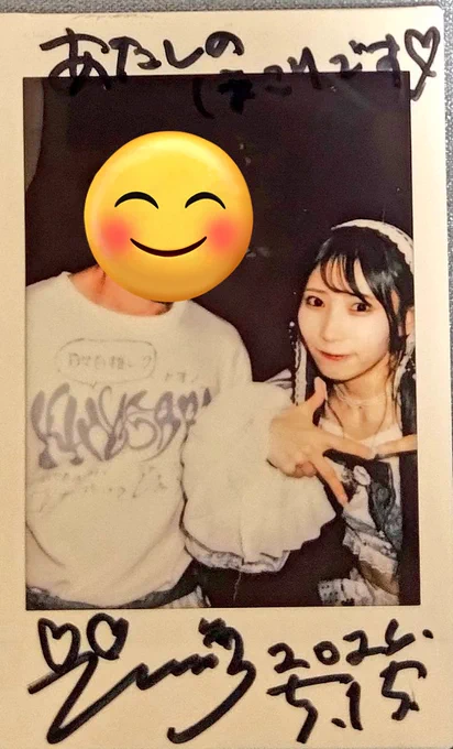 りこ「AFTERSさんのポーズ、こんな感じだったかな？難しくて」
俺「そんなポーズなんだね。今回初ツーマンだったけど、これまであんまり対バンの機会もなくて、知らないグループさんで珍しかったね」
りこ「そうだよね、私も初めて観た。フロアでトオノはちゃんと盛り上がってて、いい人だなって」
俺「折角観るなら、音楽を楽しみたいしね。キングサリのオタクはみんな音楽好きそうだし、そんな感じかなって思うよ。AFTERSさん、ジャケが草原だしもっとかわいい系かと思ったら、ダンスミュージックな感じだったね」
りこ「ね、私も意外だった。いろんな曲調があってすごかったね」