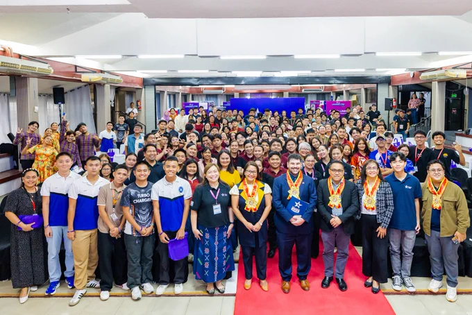 Fair organizers and participants.