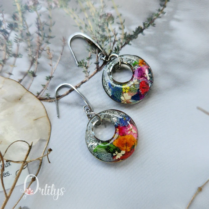 des boucles argentées, de forme rondes, multicolores