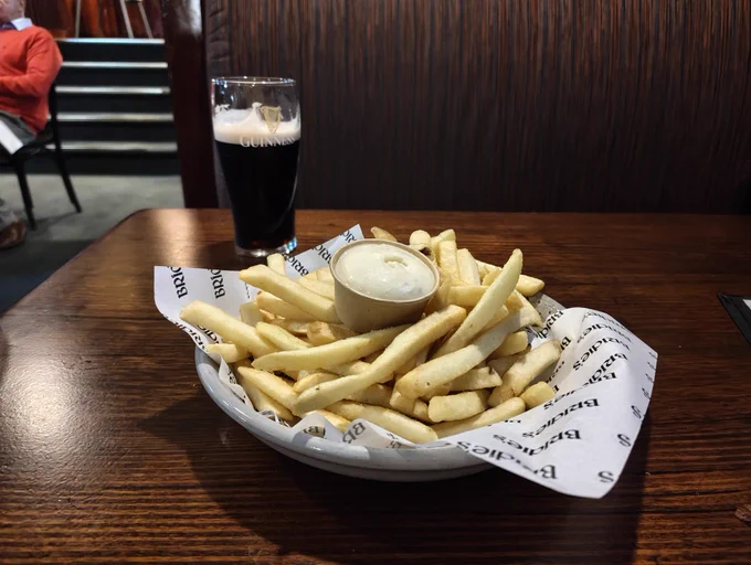 Non-alcoholic Guinness and some chips (it was nice indeed, Guinness tastes like it's alcoholic counterpart, but with some subtle differences)