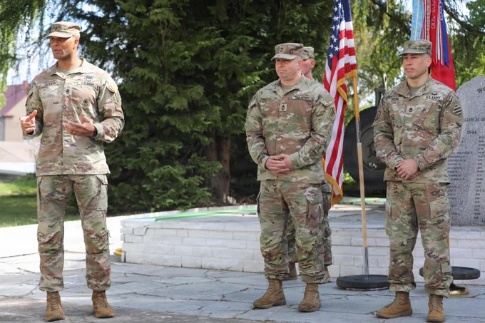 U.S. Army Command Sgt. Maj. Daarius Jackson congratulates Master Sgt. Michael Jenkins and Sgt. 1st Class. Matthew Rivera during a coin ceremony.