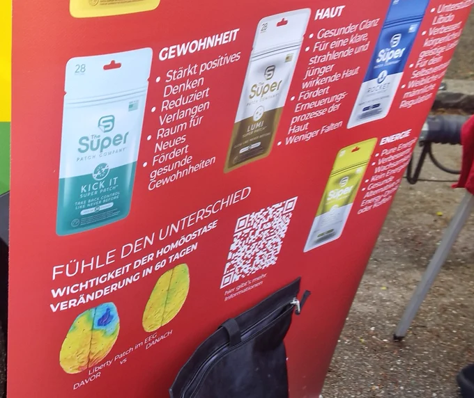 Plakat mit Werbung für Super Patch, zwei fragliche Gehirn-Scans sind abgebildet, die Beschriftung davor und danach. 