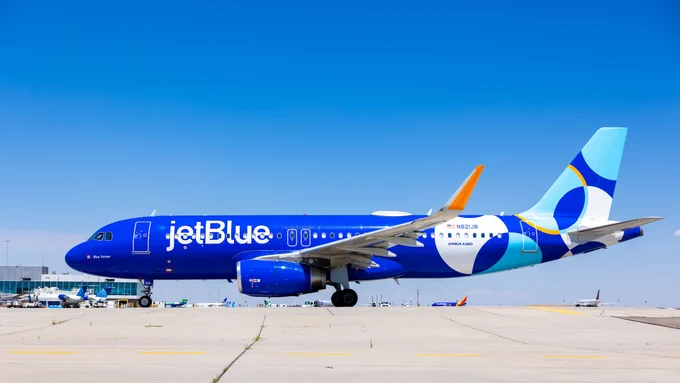 A JetBlue airplane at DEN.
