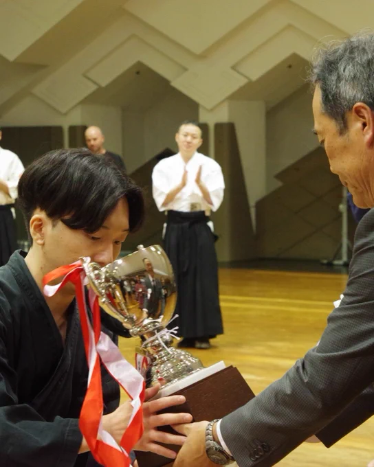 前回大会にて優勝（剣王）した、和伝流手裏剣道門弟、亀井氏