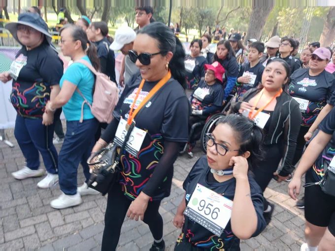 Fotografía a color al interior del Bosque de Chapultepec, en la que aparecen Ruth Francisca López Gutiérrez, Directora General del Instituto de las Personas con Discapacidad de la Ciudad de México y personas que participaron en la Carrera Corre por Ti, Camina Conmigo 2025.