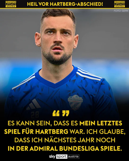 Ein Fußballspieler in einer blauen Trikotform mit der Aufschrift "TSV Hartberg" posiert vor der Kamera.