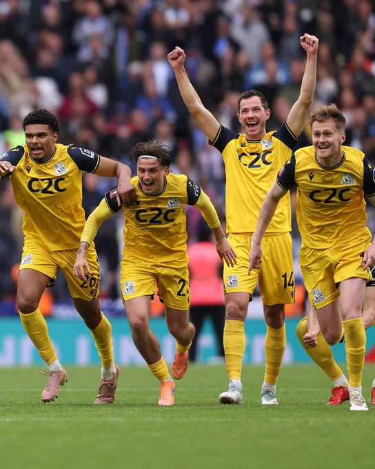 Southend United players celebrate winning the Isuzu FA Trophy Final on penalties.