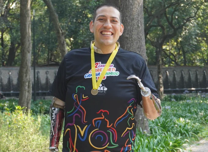 Director Pedro Ortega portando su medalla después de concluir la caminata Corre por ti de CONFE en el Bosque de Chapultepec 