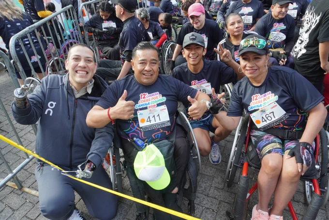 Director Pedro Ortega con personas usuarias de silla de ruedas y participantes de la carrera Corre por ti de CONFE en el Bosque de Chapultepec