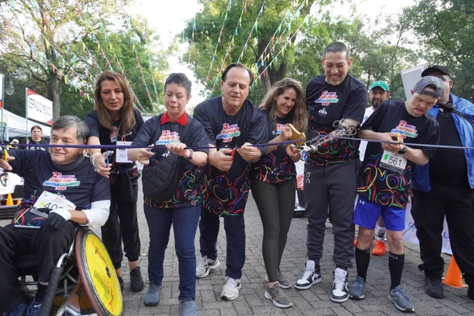 Director Pedro Ortega cortando el listón de salida de la carrera Corre por ti de CONFE en el Bosque de Chapultepec